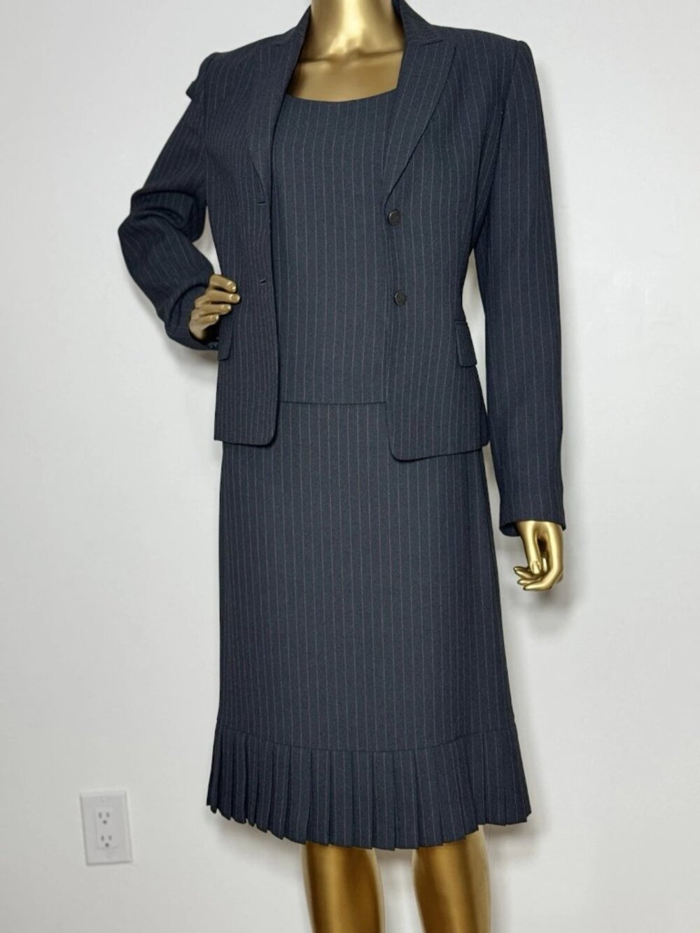 Tahari 3-Piece Suit Set, Skirt, Jacket & Top in Grey/Lila Pinstripe Size 4